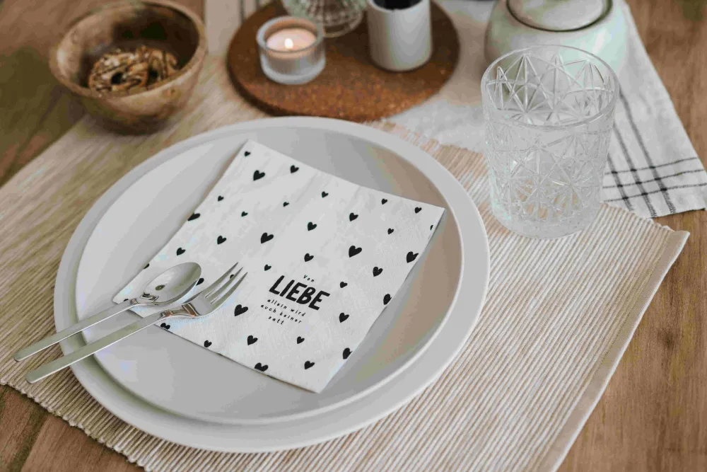hg_serviette_von_liebe_al_0.webp Heldenglück HG Serviette Von Liebe allein- Küche & Gedeckter Tisch