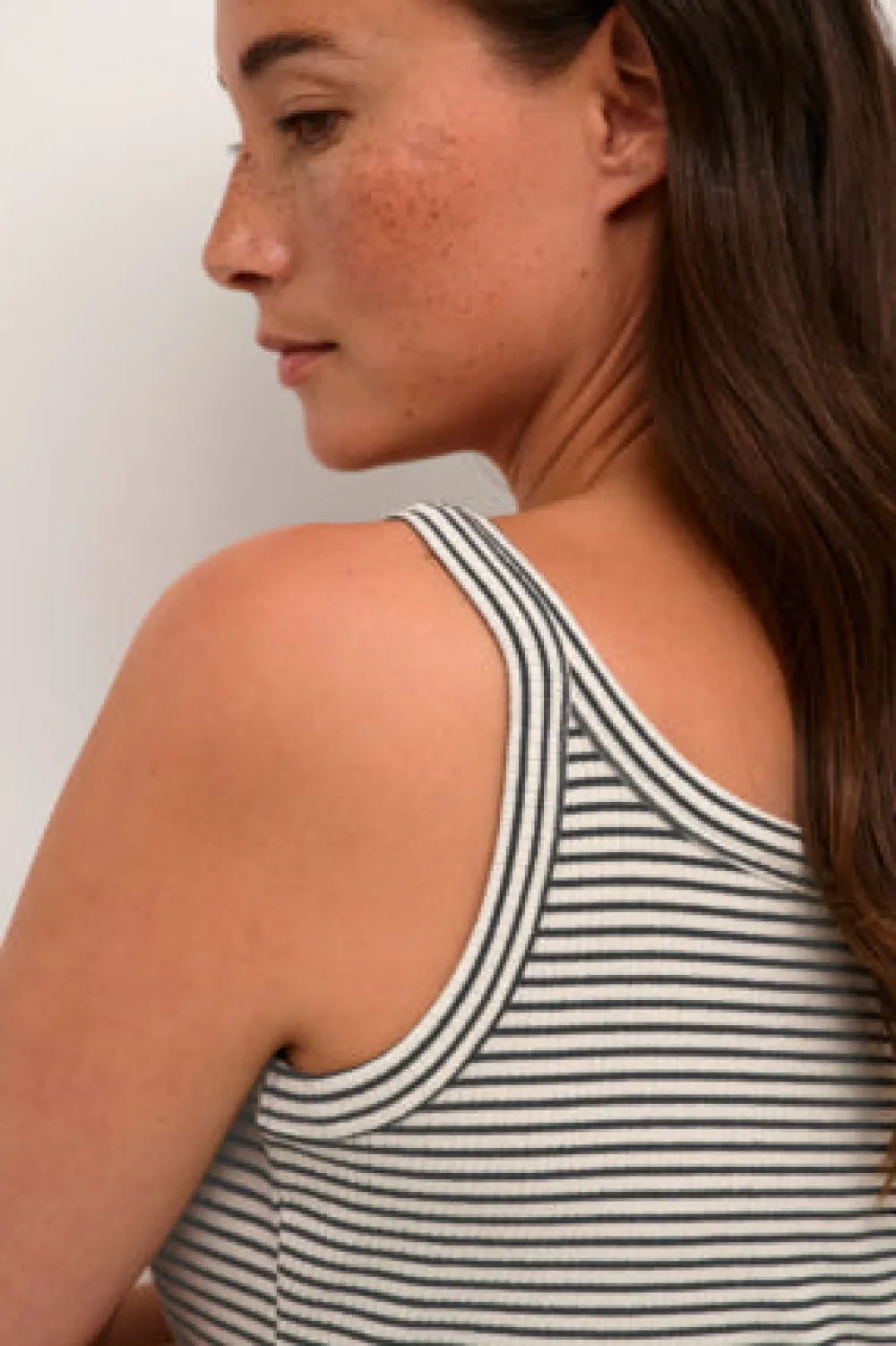 kakaia_tank_top_chalkblac_1.webp Kaffee KAKaia Tank Top /Black Stripe- T-shirts & Tops
