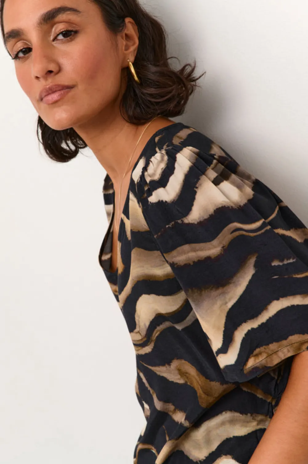 kalaila_blouse_brown_tige_1.webp Kaffee KALaila Blouse Brown Tiger Print- Shirts & Blusen