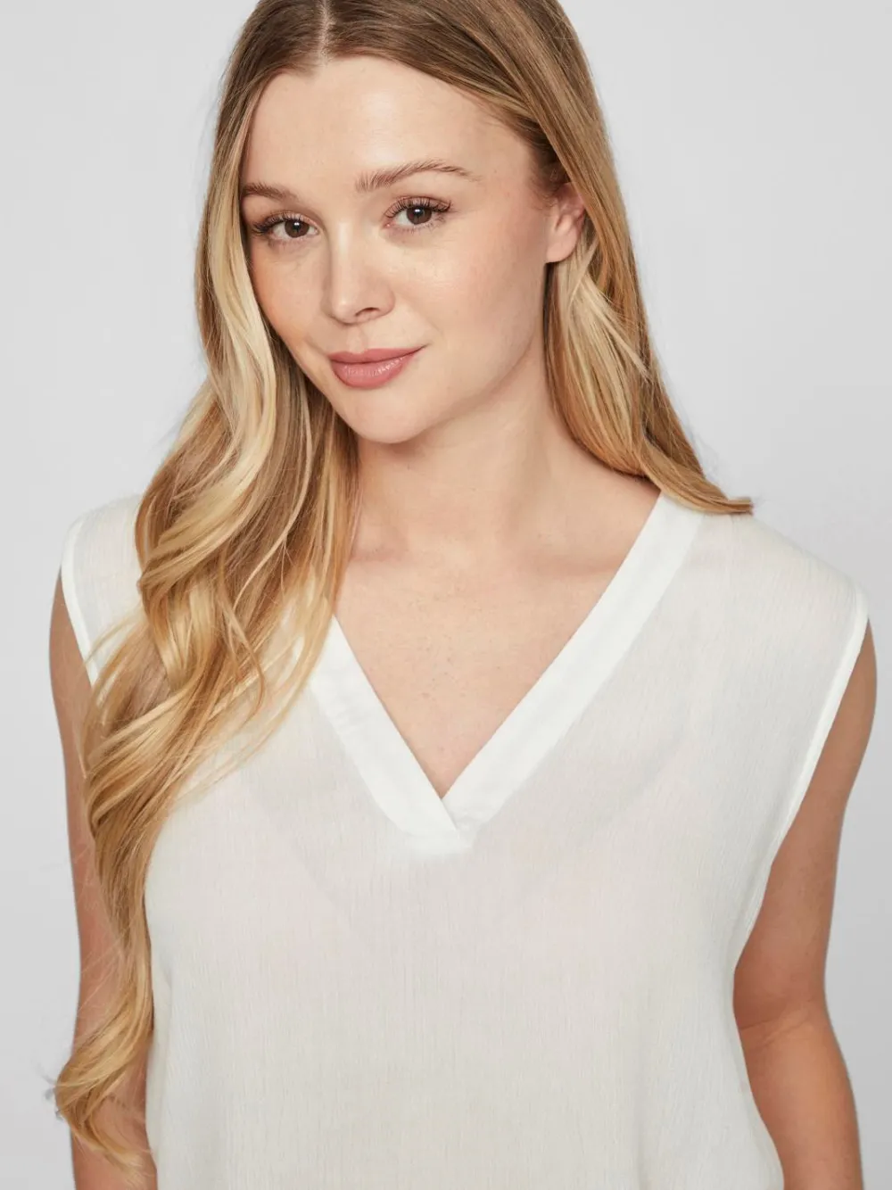 vieliso_vneck_top_egret_3.webp Vila VIEliso V-Neck Top- T-shirts & Tops