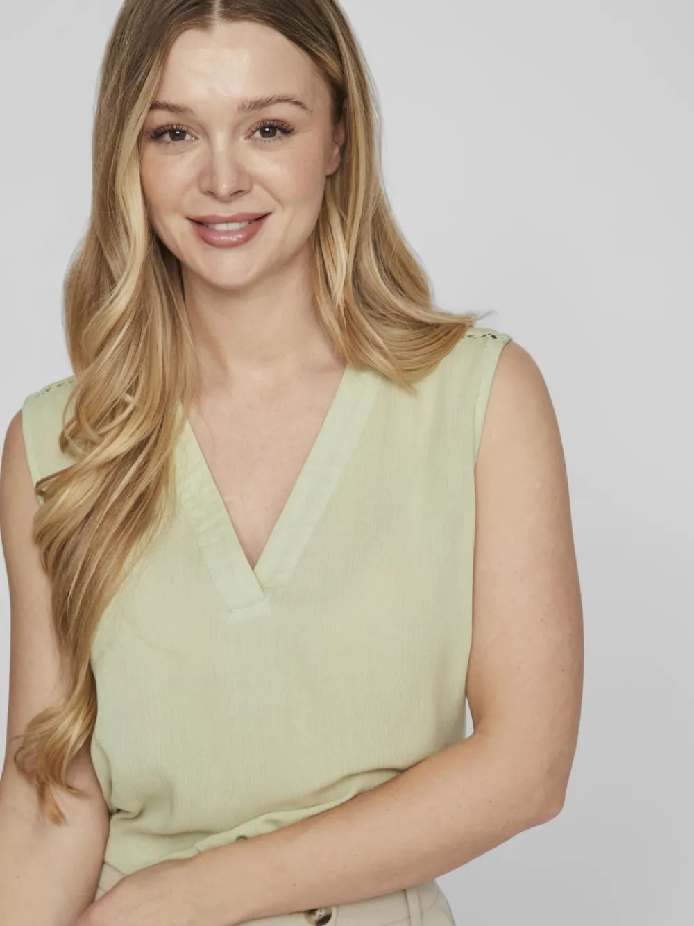 vieliso_vneck_top_swamp_1.webp Vila VIEliso V-Neck top- T-shirts & Tops