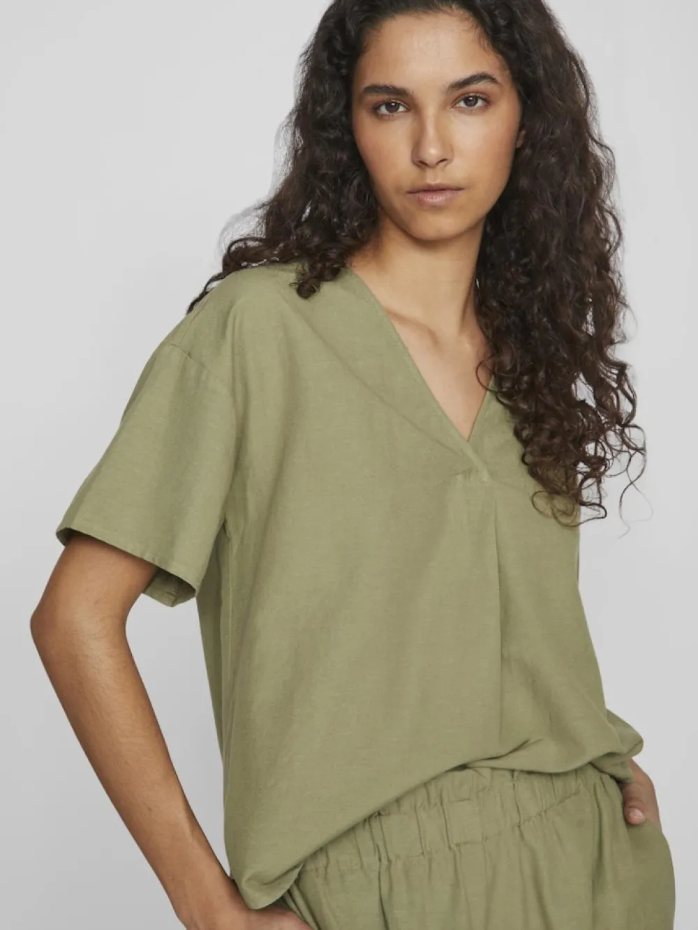 viprisilla_vneck_top_oil__4.webp Vila VIPrisilla V-Neck Top Oil Green- T-shirts & Tops