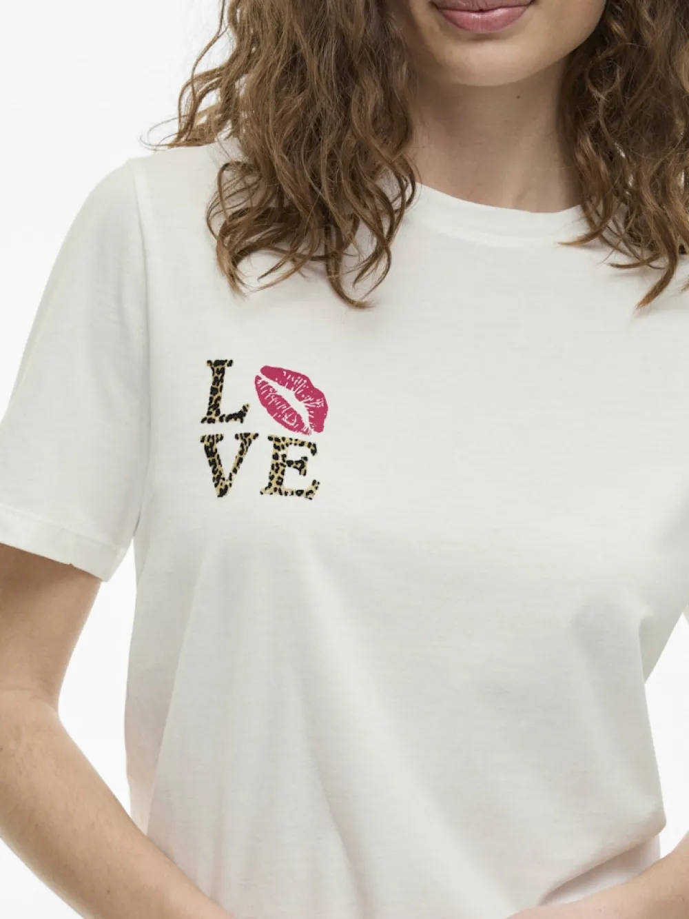 visybil_leo_kiss_ss_tshir_1.webp Vila VISybil Leo Kiss S/S T-Shirt Cloud Dancer Love- T-shirts & Tops